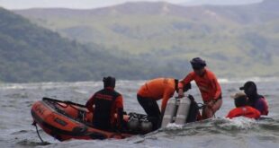 Divers work near the wreck site off Batuk Batuk Island (PCG)