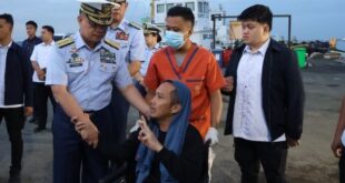 A survivor from Devon Bay speaks with PCG Commandant Adm. Ronnie Gil Gavan, left (PCG)