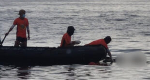 PCG servicemembers recover another body from the water at the wreck site, February 21 (PCG)