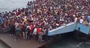 Crowds push their way aboard the Likoni ferry at will (Kenyan social media, 2026)