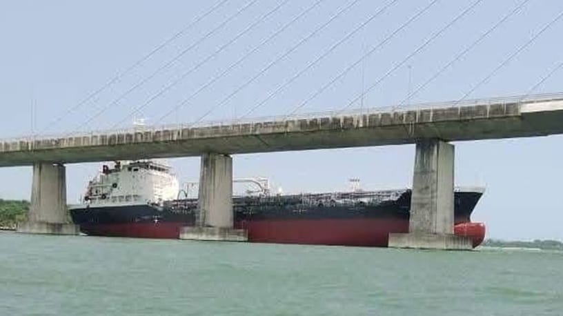 tanker-malaysia-alongside-bridge tanker stuck on roadway bridge