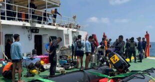 Salvage divers prepare to start another search at the wreck site (Basarnas)