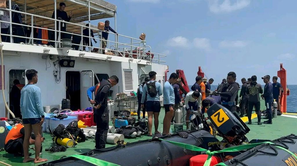 1790887321_6abec59955423 Salvage divers prepare to start another search at the wreck site (Basarnas)
