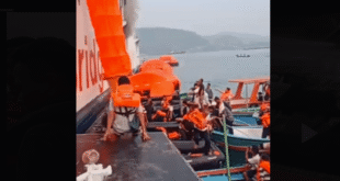 Passengers abandoned ship by all available means and were evacuated by small fishing boats from the harbor (Indonesian social media)