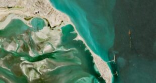 The strikes hit both the marine terminal tank farm (bottom right) and the refinery complex (upper left) (Sentinel-2 / Copernicus)