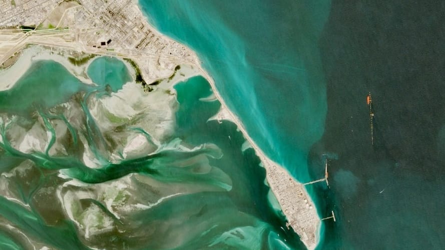 ras-tanura-25-oct-2026-copernicus-sentinel-2 The strikes hit both the marine terminal tank farm (bottom right) and the refinery complex (upper left) (Sentinel-2 / Copernicus)
